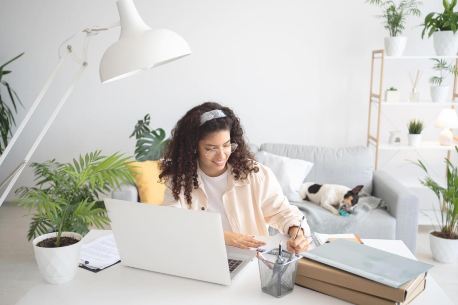 Sesión práctica de planificación presupuestaria con documentos y análisis