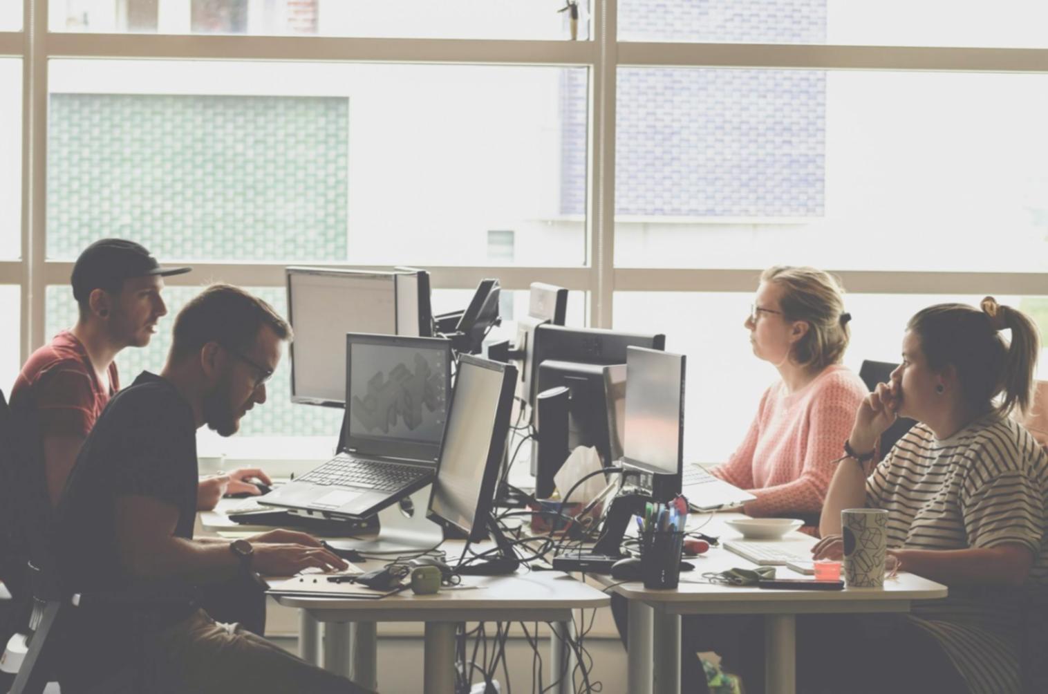 Equipo empresarial trabajando en estrategias de presupuesto y finanzas corporativas