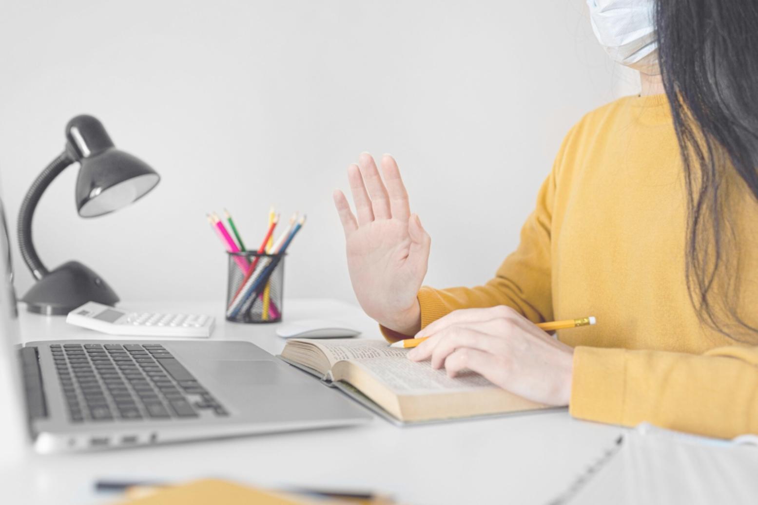 Profesional analizando presupuestos empresariales en entorno de oficina